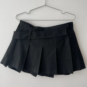 Vintage Minikjol Veromoda st38 - Minikjol från Veromoda i storlek 38. Kjolen är från 90-talet och finns inte att köpa längre. Går att knäppa knapparna på två olika sätt beroende på hur man vill att den ska sitta i midjan.