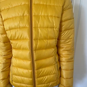 Tunn dunjacka  - Jättefin gul tunn dunjacka. Från Zalando. Storlek M
