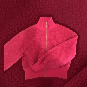Zip up (rosa) - Den har en fin varm rosa färg❤️ Den är kort vid magen men har långa armar För er som har strl S men köper den här som har strl M skulle passa bra som lite overzized. Den är från bikbok , nypris: 255kr