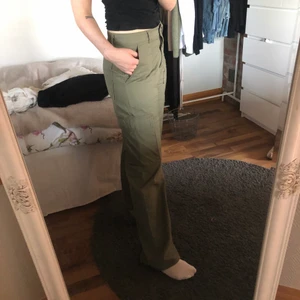 Cargobyxor  - Säljer dessa cargobyxor då de tyvärr blivit lite för stora för mig. Går att ha högt i midjan eller lågt i midjan beroende på vilken fit man vill ha. Har även sytt ner dem så att de är några centimeter längre i benen på mig (176cm lång) 