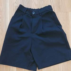 Svarta Bershka shorts i storlek XS. Helt nya och aldrig använda (lappen är kvar). Pris: 120kr. Köparen står för frakt 😊