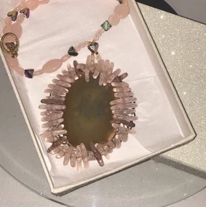 Rosenkvarts halsband - Ett rosenkvarts halsband med en annan typ av stor kristall i mitten🤎💓