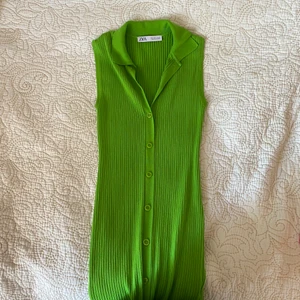 zara klänning ny - Sprillans ny klänning från Zara förra våren! gillade inte passformen på majsjälv! säljer därför