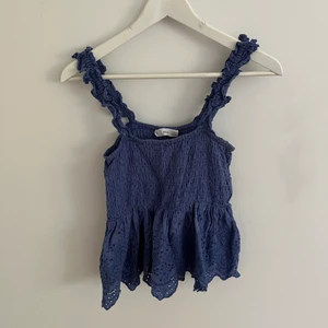 Blått linne/ topp från mango - Säljer denna sommartorpen från mango i storlek XS. Den är använd ett par gånger men det är i ett bra skick ändå. Säljer pga att jag inte använt den på väldigt länge eftersom att jag växte ur sen ganska snabbt. Köparen står för frakten, skriv för intresse!