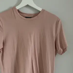 Fin basic t-shirt som tyvärr inte kommer till användning längre. Perfekt nu till höstterminen 🍁 Lite gammalrosa i färgen och lite ljusare i verkligheten.  Kan frakta (köparen står för fraktkostnaden) 📦 eller mötas upp i Örebro. 