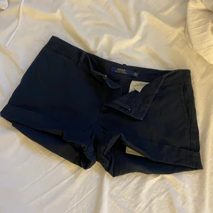 Ralph Lauren Shorts - Ett par marinblå shorts från Ralphlauren. Storlek 34-36. Nypris ca 800-1000kr. Säljer de då de tyvärr är lite för små!😋