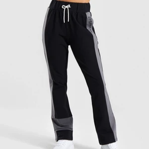 Gymshark mjukisbyxor - • Gymshark mjukisbyxor i storlek XS. Passar även S. Lite långa i benen på mig som är 160 cm.  • Använda men i bra skick.  Hör av dig för fler bilder! 😊