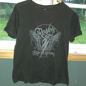 T-shirt med motiv  - En T-shirt från Ginatricot som är i väldigt bra skick! Det står storlek L på den men den känns mer som en storlek som M✨