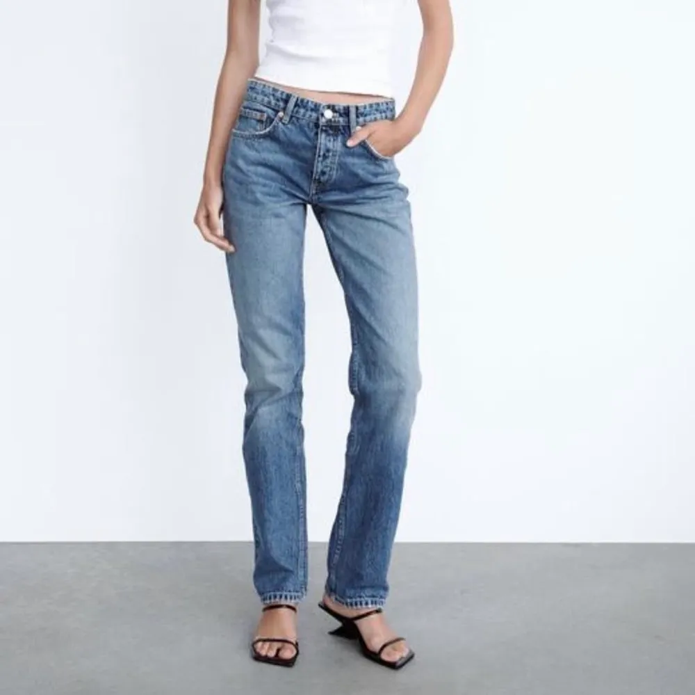 Mid Rise jeans från zara i storlek 32. Jättebra skick.. Jeans & Byxor.