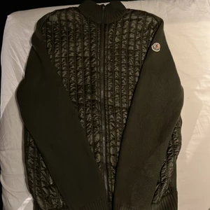 Moncler Tricot Zip Up Cardigan - Storlek L, men passar S/M. Nyskick, använd fåtal gånger. Pris 2000, nypris 6000. Kan gå ner vid snabb affär.