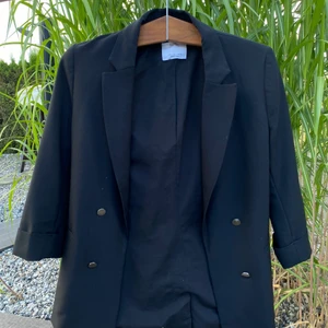 Kavaj - Kavaj från bershka med korta ärmar i storlek L men sitter mer som en S🌻 använd men inga defekter