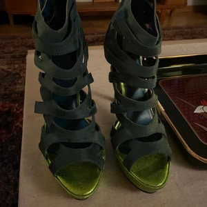 Gröna stilettklackar  - Gröna stilettklackar från Nelly. Köpta typ 2008, men hade endast som dekoration på rummet för jag var typ 12 år hahaha. Så i princip helt oanvända, förutom att de har npgra år på nacken. 