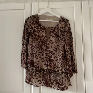 Blus från Karen Millen - Leopard mönstrade blus från Karen Millen. Storlek UK 10, motsvarar eu 36. 100% silke