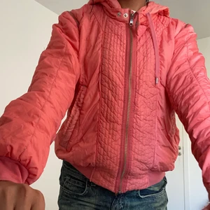 dieseljacka - såå fin jacka feån diesel nice detaljer aldrig använd. ta av ärmarna om ni vill