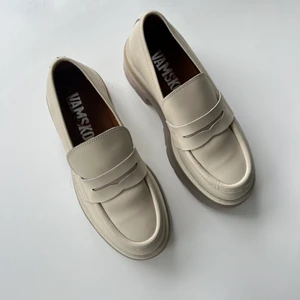 Loafers VAMSKO - Använda 1 gång, som nya. Storlek 36 / 23cm.  Slutsålda loafers från Vamsko. Nypris 1990kr.  
