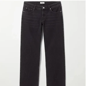 Arrow low straight jeans - Sparsamt använda arrow jeans i färgen svart från Weekday. Köparen står för frakt!