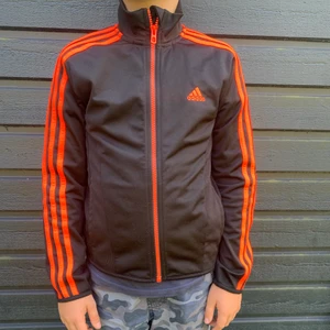 Adidas tröja  - Säljer min lillebrors adidas tröja. Den är  använd några gånger men är fortfarande i fint skick och ser bra ut. Förslag på pris? Är lite osäker på storlek men den är 9-10 år, men även i storlek S. Hör av er om ni har några frågor