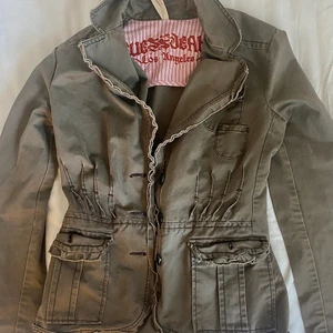 Höst jacka - Säljer denna höstjacka som är i märket guess💗 vet tyvärr inte om den e äkta och de står ingen storlek men skulle säga S-M