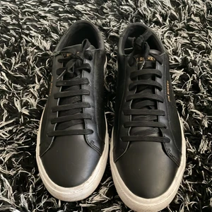 Jim rickey skor - Köpta för 1000 för något år sedan och använder de inte längre passar till kostym eller bara vanliga outfits, storlek 40, kan gå ner vid snabbaffär. Passar 41 