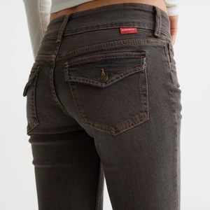 Jeans hm låga  - Säljer dessa jeans i storlek 38, helt nya och pris lapp kvar. 