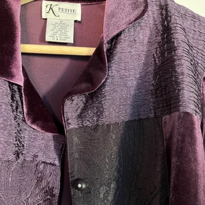 skjorta - lila fett ball sammets skjorta som inte kommer till användning, massa detaljer och små diamanter på knapparna 💟 har axelkuddar men de går att klippa av hur lätt som helst 😽