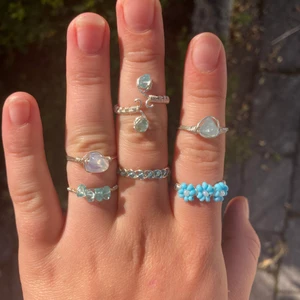 Ringar!😍 - Massor med olika ringar, både med kristaller och pärlor! Ringarna går att kombinera på såå många olika sätt😻 En fin detalj till höst outfiten🍂🍁 storlekarna annpassas och priset varierar per ring🤍 frakt tillkommer (13kr)