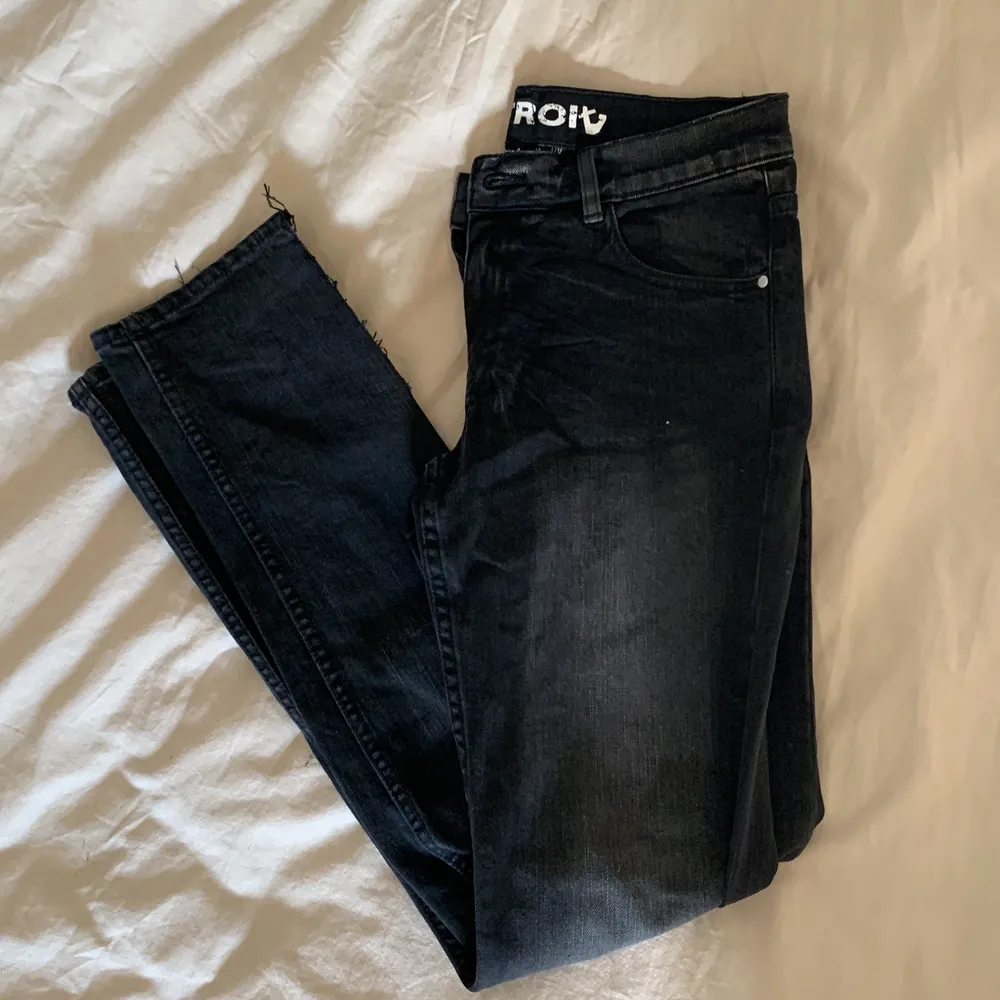 Low waist/Lågmidjade svarta jeans med slits. Storlek 170, men passar storlek S/34/36. Säljes pga för små!☺️. Jeans & Byxor.