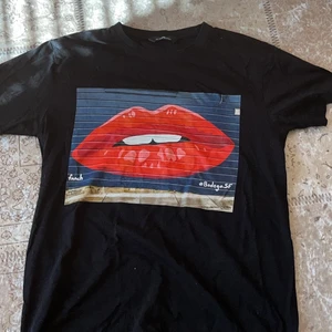 The cool elephant t-shirt  - Lite stor för att dotter ska kunna använda den så vi säljer den, varit använd några gånger.