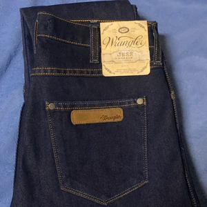 Wrangler Jess - Helt nya wrangler i modellen jess och färgen ”Nevada Night”. Prislapp hänger kvar.  Jag har totalt 3 par i denna modell: - 1 st i storleken W26/L30  - 1 st i storleken W27/L34  - 1 st i storleken W28/L34