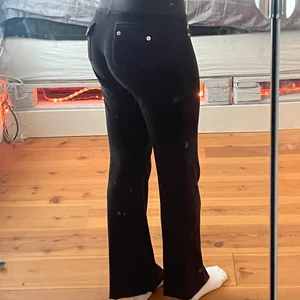 Juicy couture byxor - (Tryck inte på köp direkt) Säljer nu mina juicybyxor i storlek s/xs. Har sprättar upp dom där nere då dom var lite kortade innan, skriv om ni har frågor eller vill ha flera bilder❤️