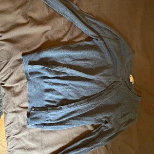 Super fin kofta - Säljes för att dom är för små, den gråa har en Egan annons på min profil. Super fin kofta. Nästan aldrig andvänd så super bra skick på. Frakt 49 kr🙂 färgen är mörkblå (dåligt ljus på kameran)