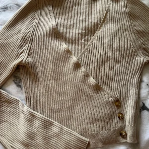 Blus s - Den är använd 3-4 gånger,kommer ej till användning pågrund av storlek