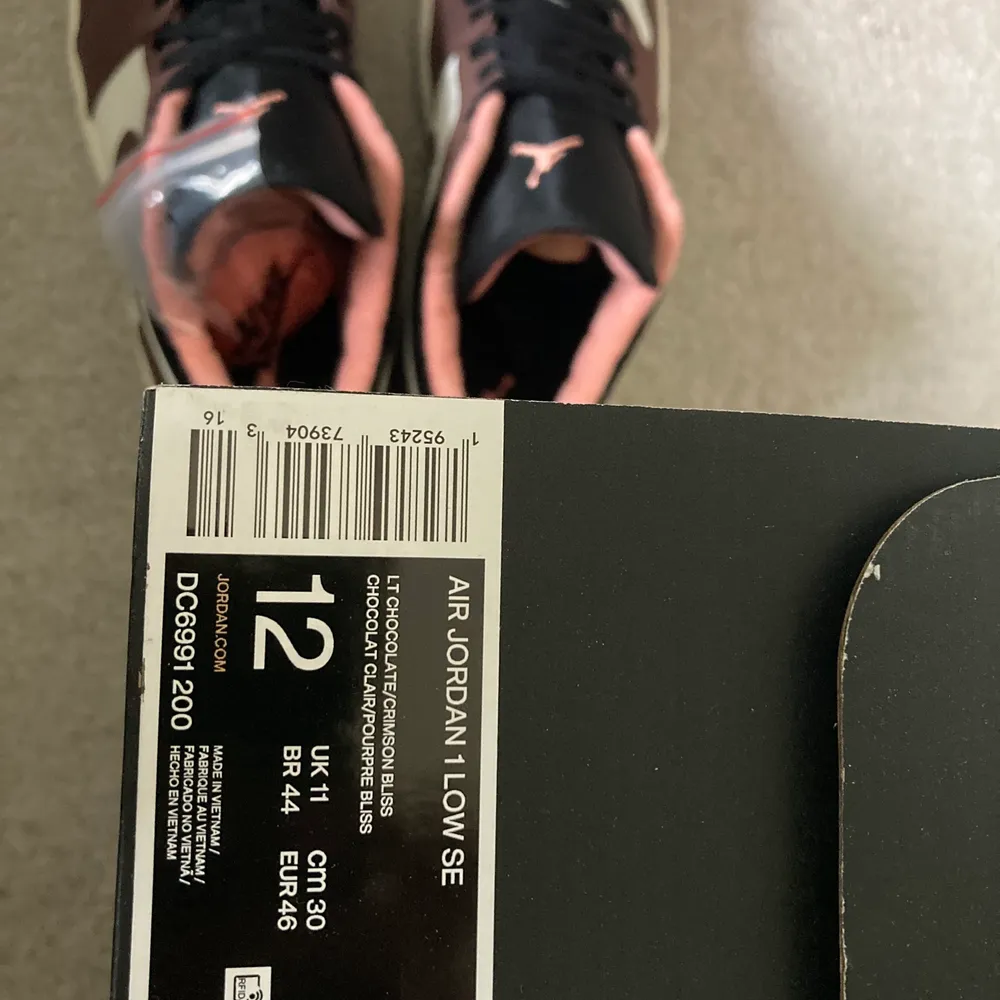 A brand new pair of jordan 1 mocha lows in size 46eu/11us. Comes with original box , receipt and extra pair of laces. Condition 10/10. Dm me if you have any questions.. Skor.