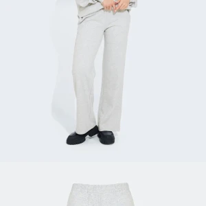 Bikbok low joggers - Helt slutsålda jättesnygga grå joggers i storlek L, bara provade. Passar M, säljer då de var lite långa för min smak tyvärr:( Skickas mot fraktkostnad eller möts i Gävle!💞