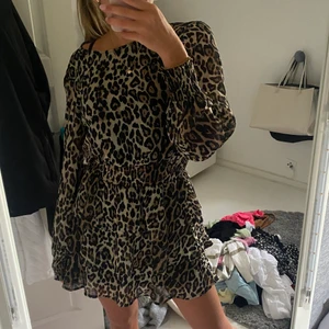 Leopard klänning - En leopard klänning från Gina Tricot. Storlek S. Jätte fint skick. Frakt ingår inte i priset! 