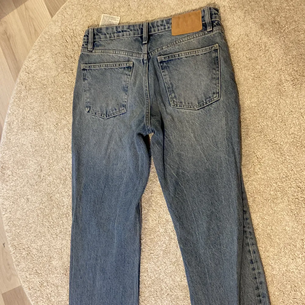 Ett par lågmidjade jeans i storlek 34-36 i blå grå färg! Super bra skick har aldrig använt dom på grund av att dom är för stora för mig!🙌skriv till mig vid intresse🫶. Jeans & Byxor.