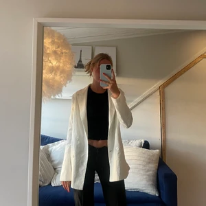 Vit linnekavaj  - Helt oanvänd linnekavaj med lappen kvar. Säljer då den är lite stor på mig. Den är från NAKD x IVA NIKOLONA. Köpt för 800 kr men säljer för 250 kr 💕