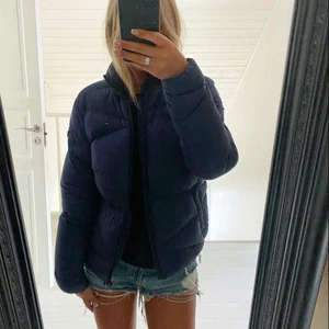 Tommy Hilfiger jacka - ÄKTA Tommy Hilfiger vinterjacka. Nypris 1399. Den har används mycket sparsamt, som helt ny och inga skador. Hör av dig vid frågor!