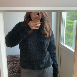 Teddy tröja  - Jätte mysig och stretchig Teddy tröja köp ifrån soc, använd cirka 2 gånger så gott som ny! Lite högre i halsen och i armarna💞