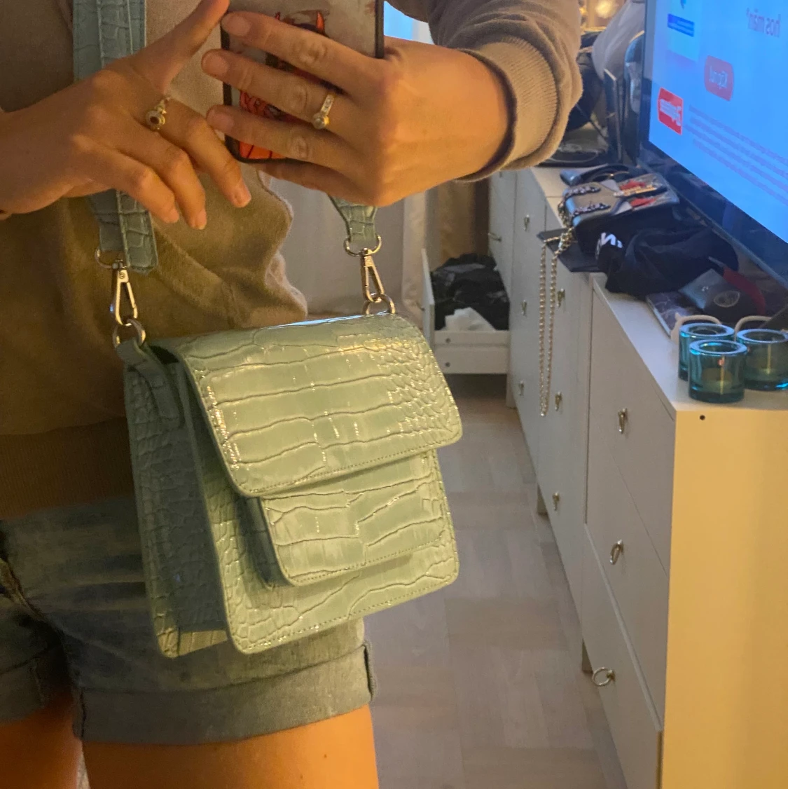 Blå krokodilmönstrad väska  - 90