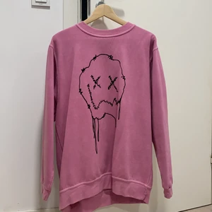 Sweatshirt - Rosa supergullig swearshirt köpt från boohoo, helt oanvänd men taggen finns inte kvar. Tröjan är i storlek S men är lite oversized💕