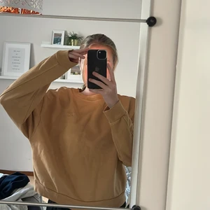 Levis tröja - Säljer nu denna coola levis tröja i en beige/brun färg! Den är i storlek xs passar också s. Aldrig använd!