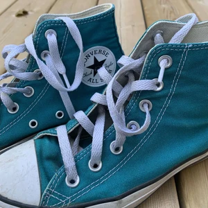 Turkosa converse  - Turkosa converse i storlek 37. Mycket bra kvalitet o köpta i våras för 800kr. Tvättar självklart innan sändning! 