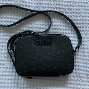 Guess väska  - Äkta väska från guess  Nypris 1200kr Använd 2 gånger 
