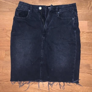 Bikbok  - Högmidjad svart jeanskjol! Storlek- 36