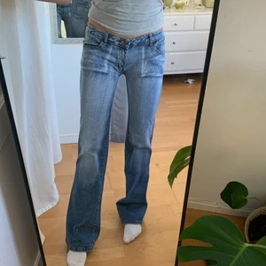 Lågmidjade jeans - Lågmidjade jeans från Girl20<3 sydda på insidan med ett hål som jag lagat med en sicksacksöm så det ej ska fransa sig(sista bilden) midjemått:80 (+lite stretch) innerbenslängd:84