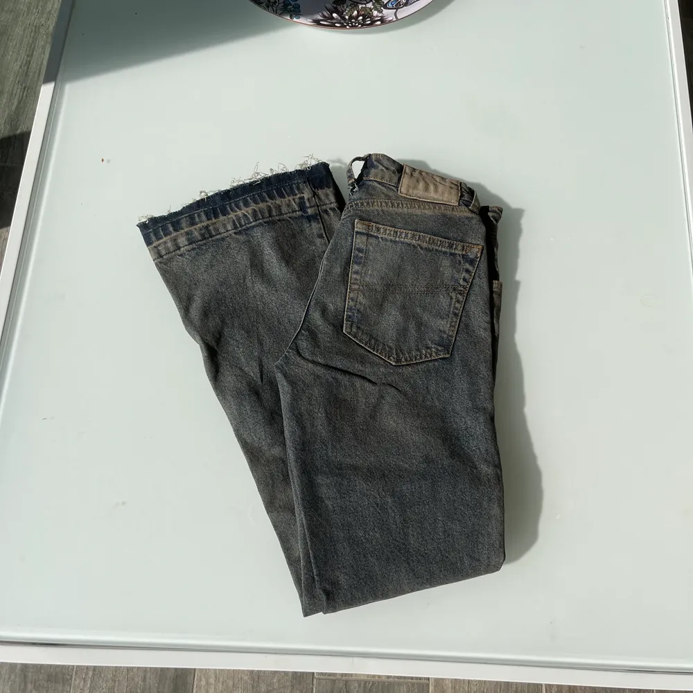 Urtvättade jeans med en låg midja. Jeans & Byxor.