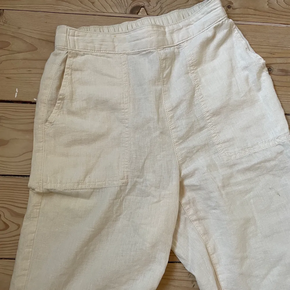 Offwhite linnebyxor från hm. Kan bäras högmidjade eller lågmidjade. Ej full längd (jag är 156cm) men skitsnygga ändå. . Jeans & Byxor.