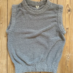 Arket slipover stickad väst - Gråblå/duvblå stickad väst i storlek S. Toppenskick!