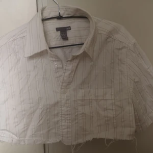 Skjorta - En croppad skjorta med små ränder<3